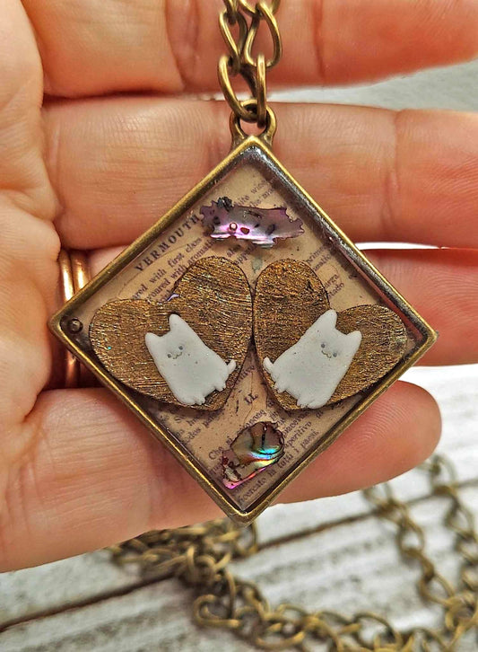 Triangular pendant resin handcrafted white kitty abalone bronze Necklace Accessories