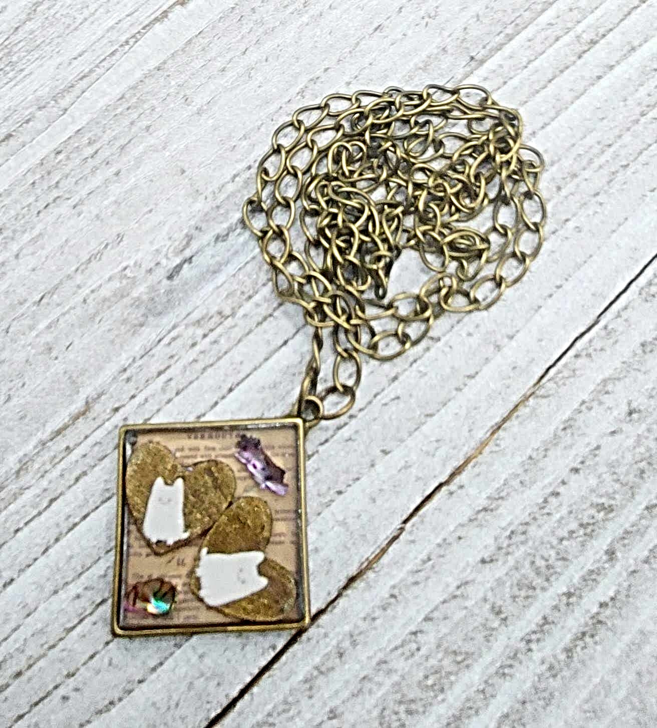 Triangular pendant resin handcrafted white kitty abalone bronze Necklace Accessories