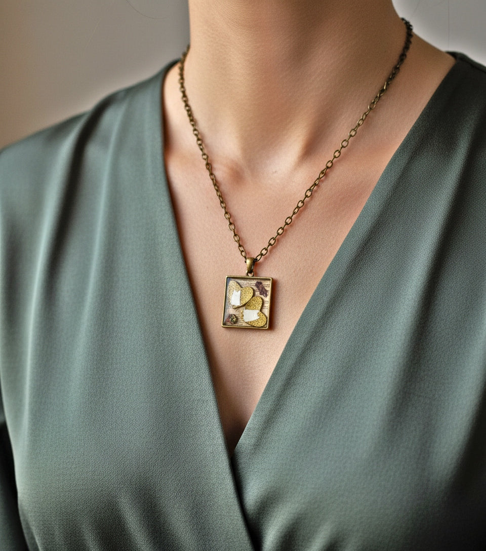 Triangular pendant resin handcrafted white kitty abalone bronze Necklace Accessories