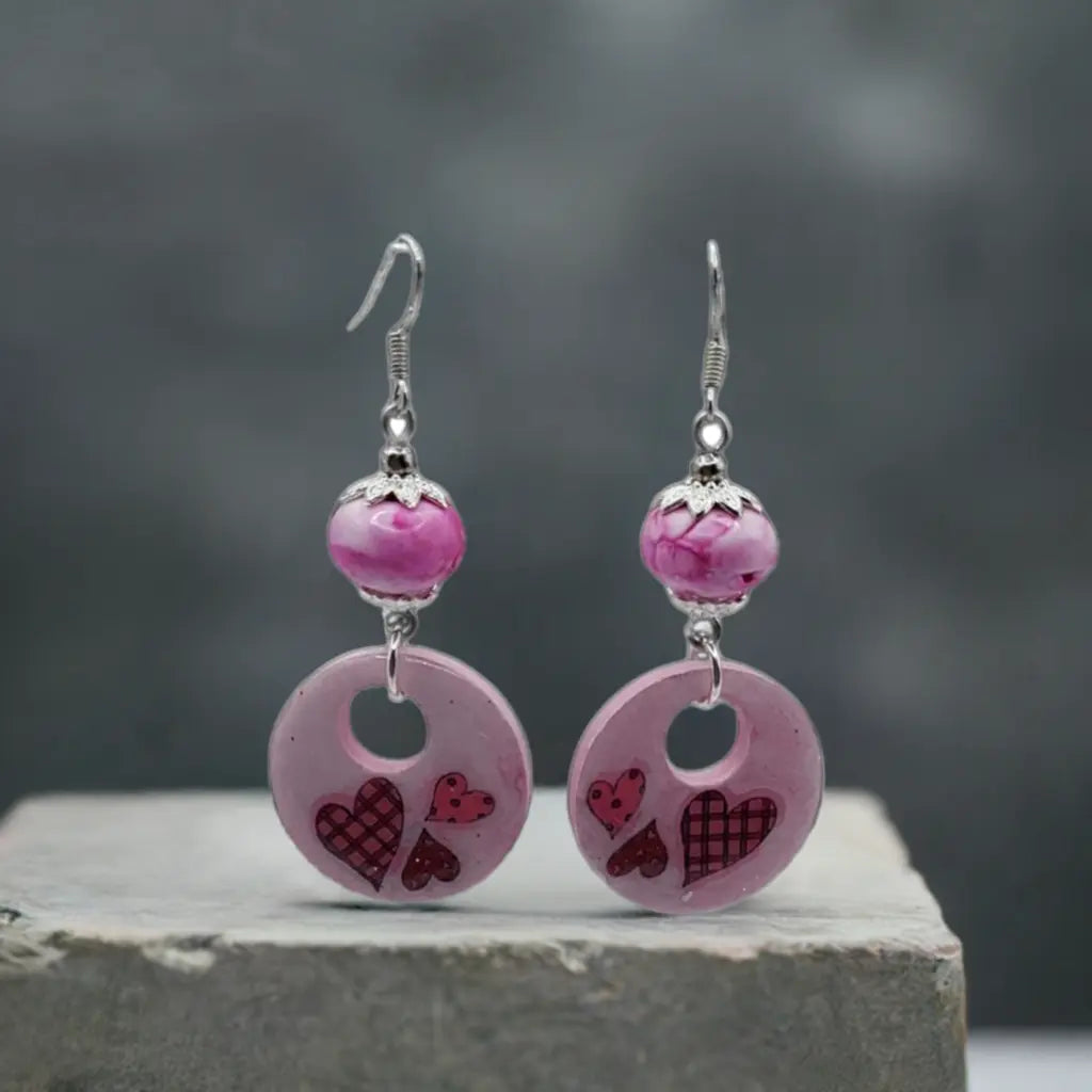 Red hearts on Resincrete Earrings pink with beads