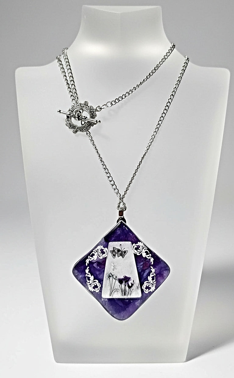 Collier pendentif réversible fabriqué à la main par Josie aux couleurs violettes