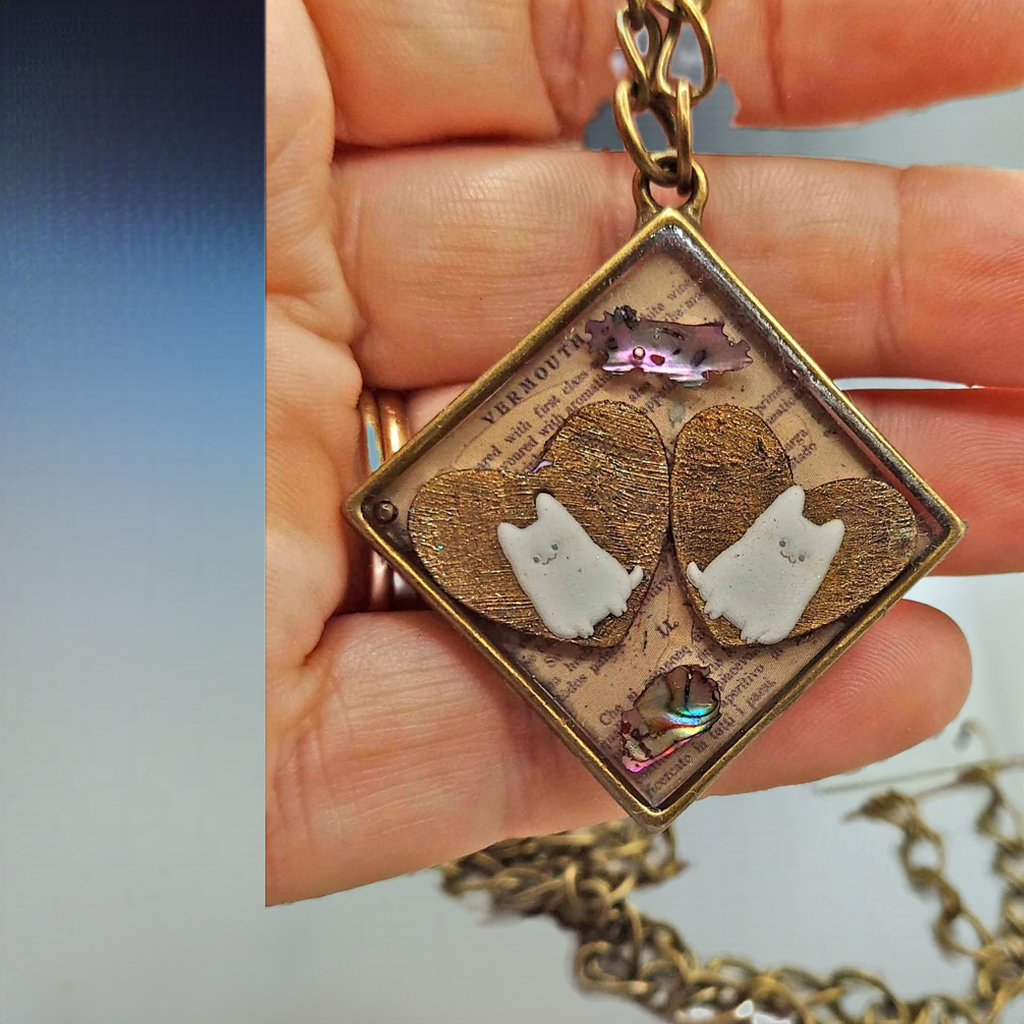 Triangular pendant resin handcrafted white kitty abalone bronze Necklace Accessories