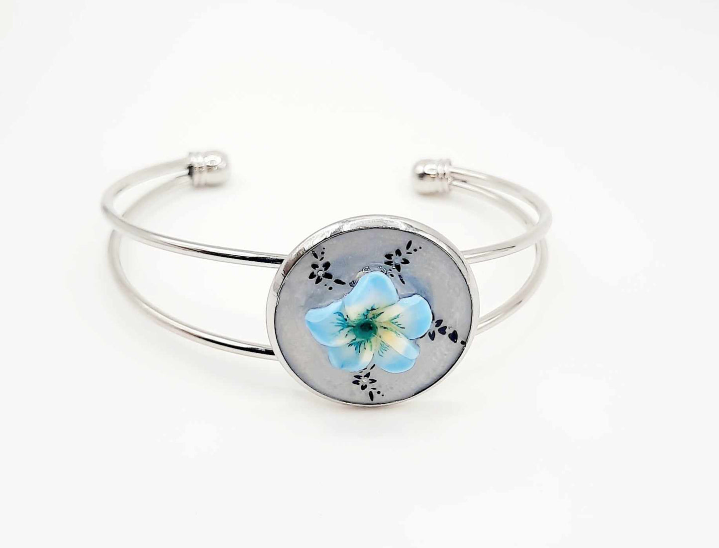 Bracelet manchette fleur en polymère bleu artisanal réglable
