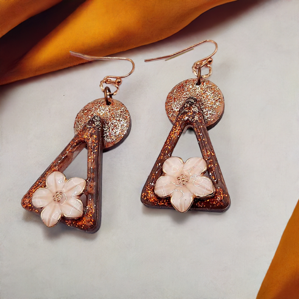 Resinecrete triangle flowers glitters short earrings